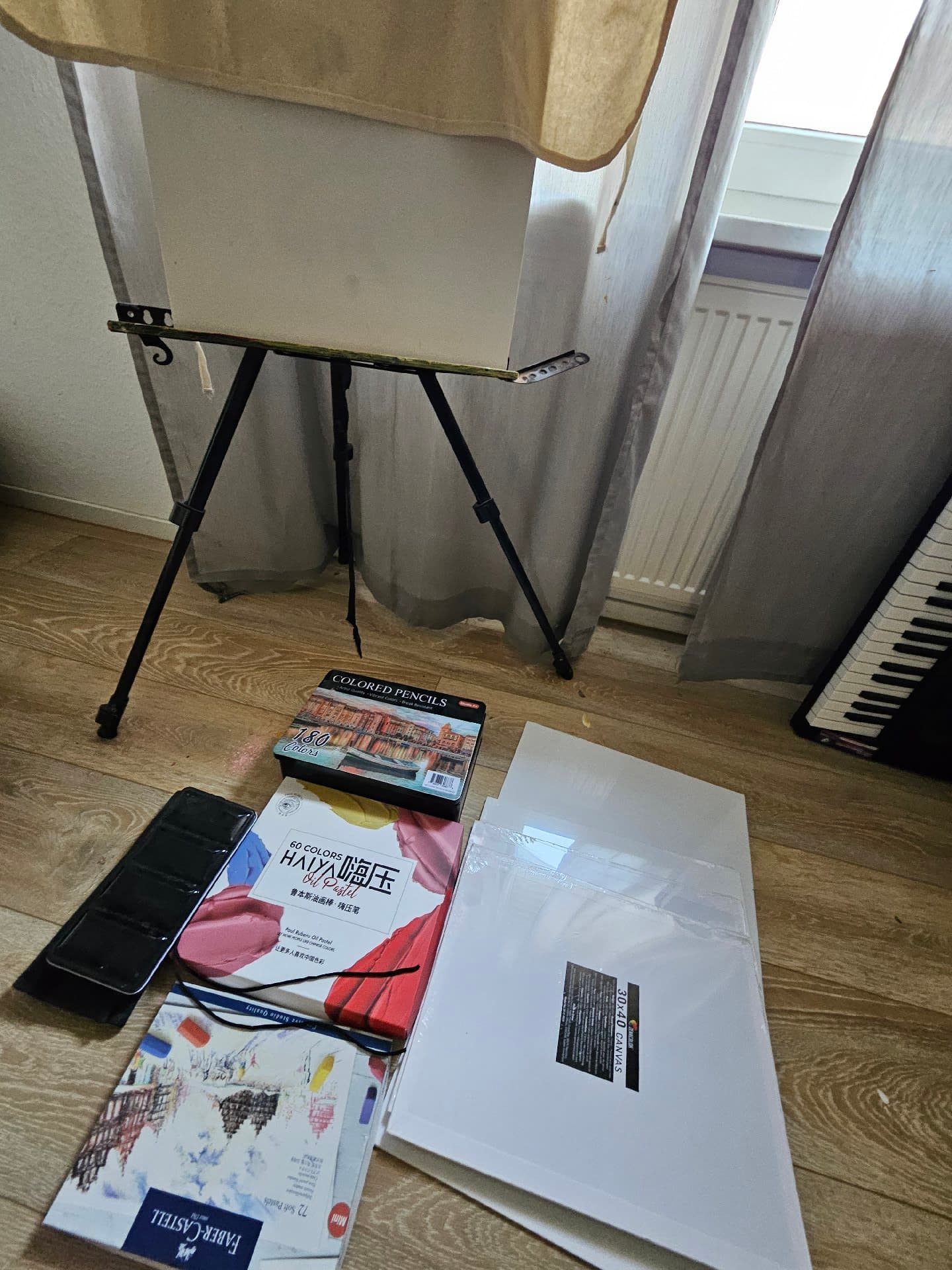 이젤 캔버스 오일파스텔 색연필 수채물감 등